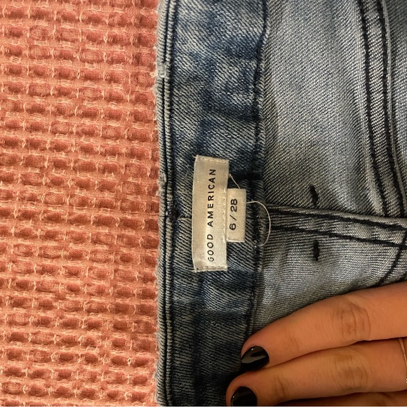 Good American Jeans - Good Curve Straight Natural Fray Hem | Blue858 - Picture 2 of 4